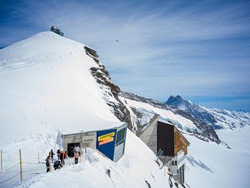 Uitzicht op het Sphinx observatorium Jungfraujoch vanaf het Jungfraujoch plateau van t.ART