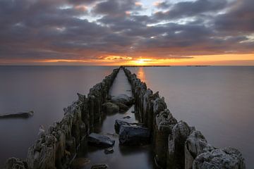 Verweerde palen in IJsselmeer bij Hindeloopen van FotoBob