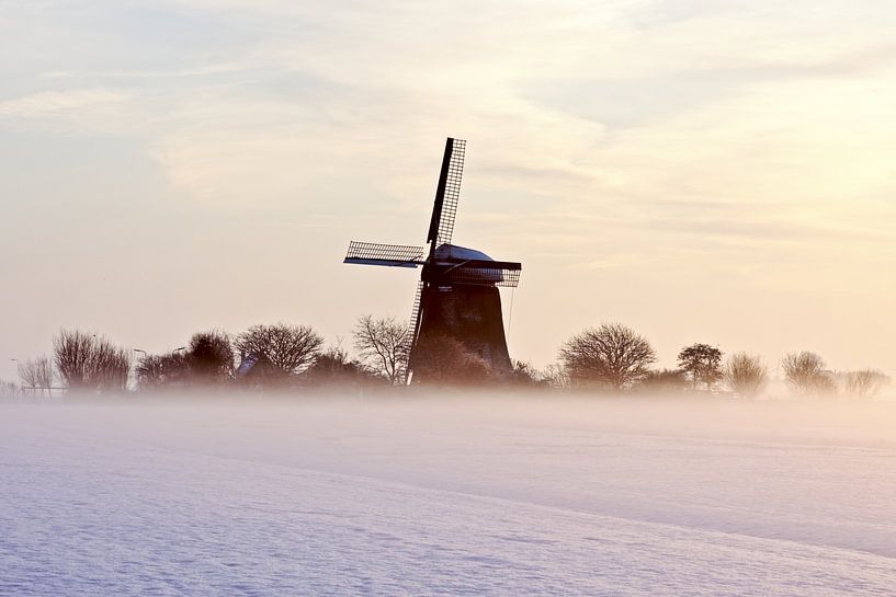 Traditionelle Mühle an einem nebligen Wintermorgen auf dem Lande in den Niederlanden von Eye on You