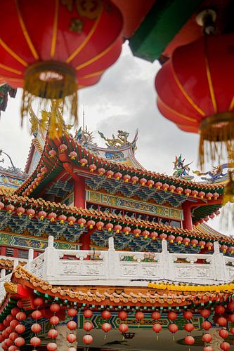 Vue sur le temple Thean Hou à travers les lanternes rouges