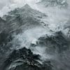 Montagnes dures et brouillard dans des tons sombres sur Digitale Schilderijen