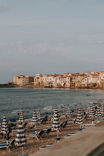 Der Strand von Cefalu mit Blick auf die Stadt, Sizilien Italien