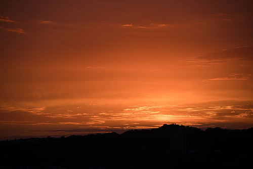 Rot-gelber Sonnenuntergang hinter den bewaldeten Hügeln von Arnheim von Peter Apers