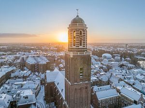 Zwolle Peperbus Kirchturm während eines kalten Wintersonnenaufgangs