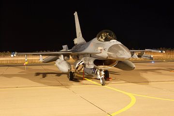 Een F-16 staat klaar voor een nachtvlucht van Arjan van de Logt