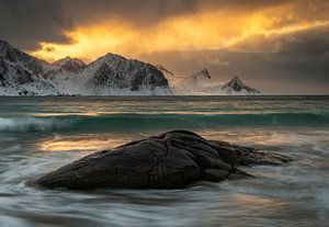 Schöner Sonnenuntergang am Strand von Haukland auf den Lofoten in Norwegen. von Jos Pannekoek