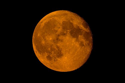 Maan met een duidelijk zichtbaar maanoppervlak aan de donkere nachthemel