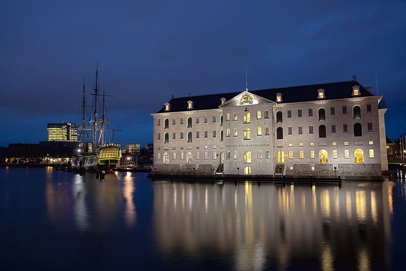 Das Schifffahrtsmuseum und das Schiff Batavia in der Nacht von Edwin Butter
