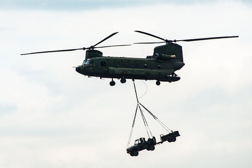 Chinook Vracht helicopter met een Jeep in de lucht von Brian Morgan