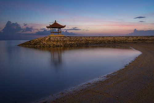 Karang-Strand, Sanur, Bali, Indonesien - 23. Dezember 2019 : Sonnenaufgang am Strand bei Sanur, Bali
