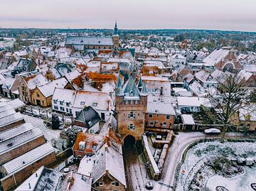 Dijkpoort Hattem tijdens een koude winterochtend van Sjoerd van der Wal Fotografie