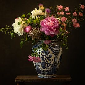 Dutch Glorious || flower vase || Still life by Rita Kuenen