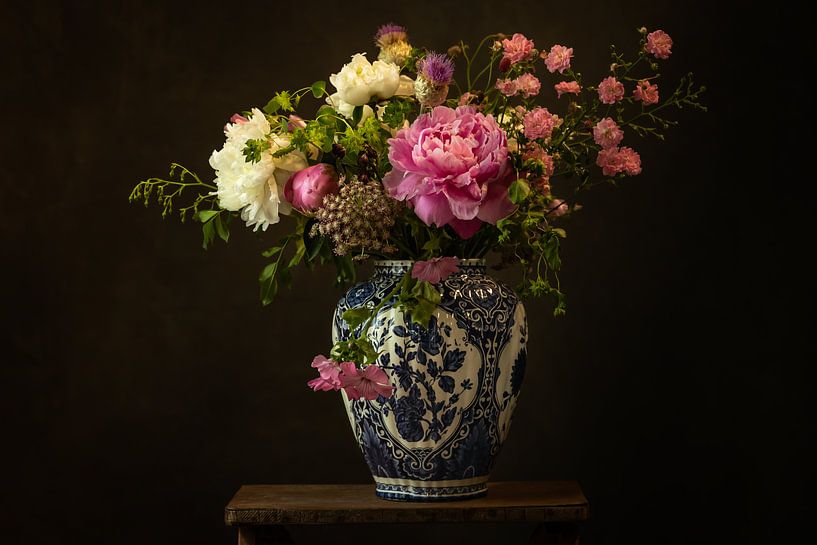 Dutch Glorious || flower vase || Still life by Rita Kuenen