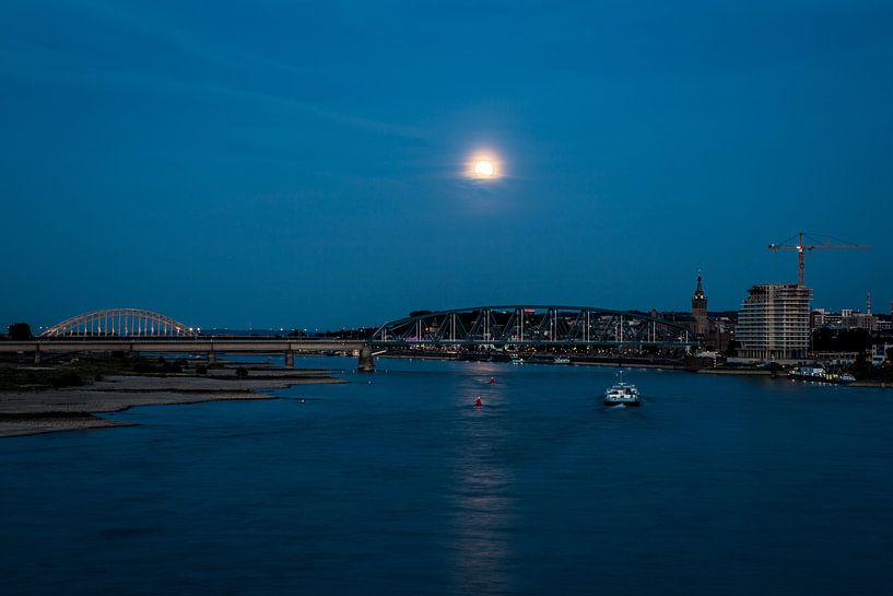 De avond valt over Nijmegen by Marcel Krijgsman