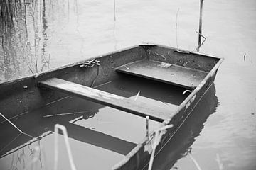 (Bijna) gezonken roeiboot by Wim Slendebroek