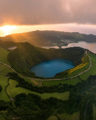 Lagoa Azul bij Zonsondergang – Kratermeer op de Azoren