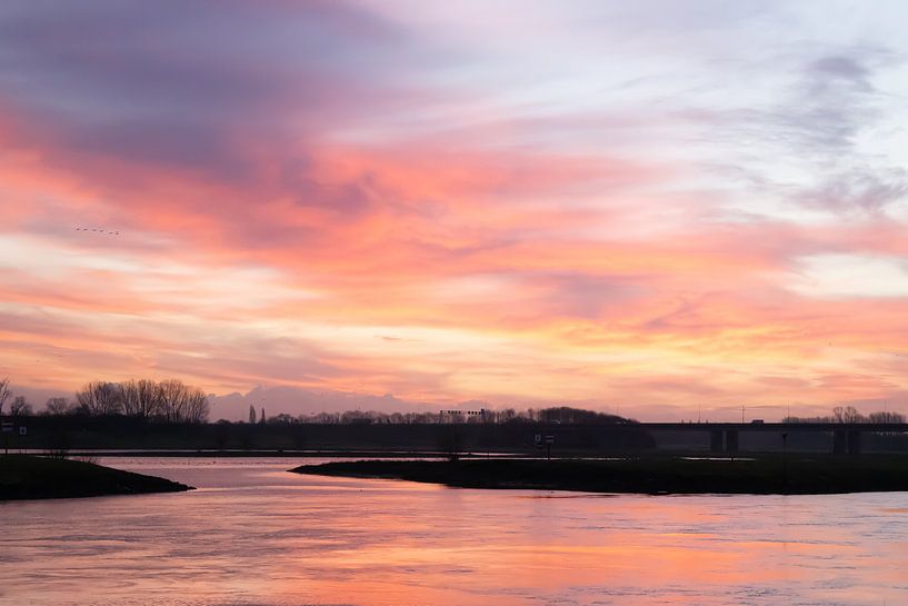 Zonsopkomst aan het water van Linda Schellevis