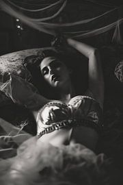 Stylish boudoir portrait in black and white by Carla Van Iersel