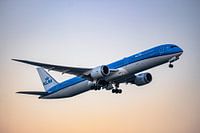 KLM Boeing 787 hebt bei Wintersonnenuntergang ab