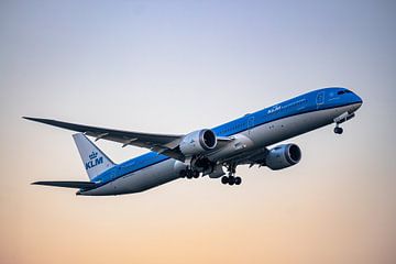 KLM Boeing 787 stijgt op tijdens winterse zonsondergang van Maxwell Pels