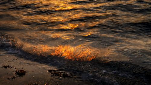 Brandend water bij ondergaande zon van Truus Nijland