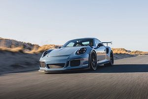 Rijdende Porsche GT3 RS op de maasvlakte