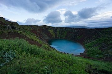 IJsland - Kerid kratermeer met rode trappen op blauw uur van adventure-photos
