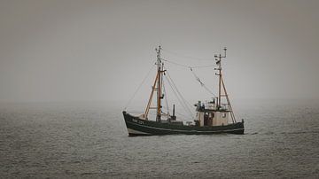 Cotre de pêche dans le brouillard sur Steffen Peters
