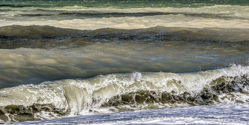 Gekleurde golven bij de Normandische krijtrotskust par Harrie Muis
