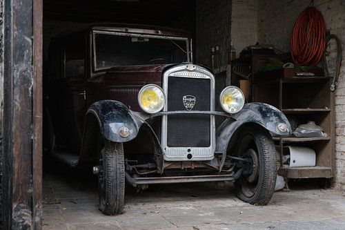 Voiture ancienne Peugeot 201 abandonnée