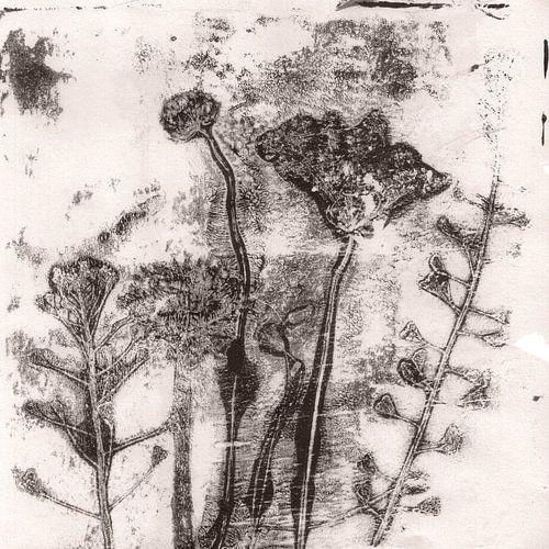 Abstracte botanische kunst. Bloemen in neutrale pastelkleuren. Bruin op gebroken wit.