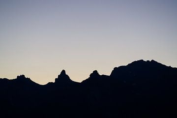 Bergkam als silhouet in de Zwitserse Alpen.