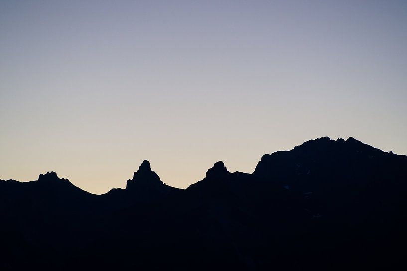 Ridge as a silhouette in the Swiss Alps. by André Blom Fotografie Utrecht