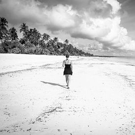 Mädchen am Strand - Schwarz-Weiß von Davy Vernaillen