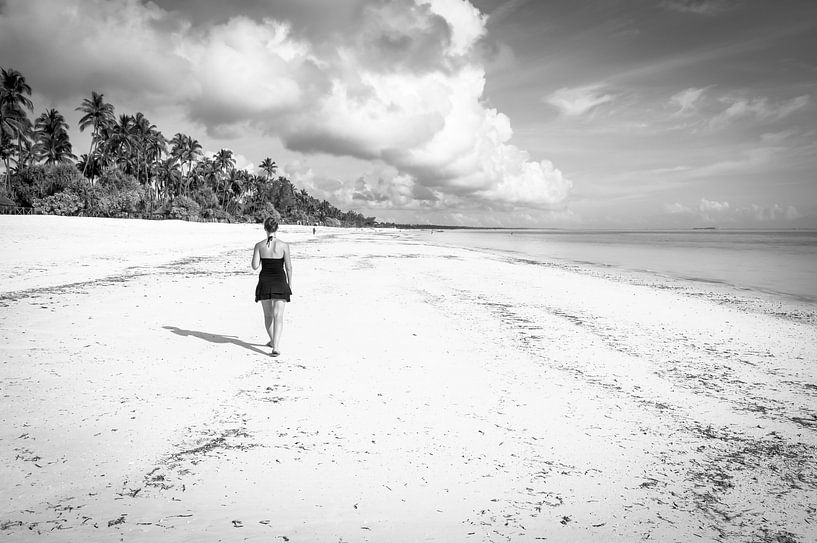 Fille sur la plage - Noir et blanc par Davy Vernaillen