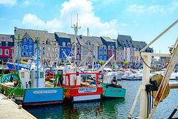 Kleurrijke vissersboten in de haven van Paimpol in Bretagne, Frankrijk tijdens de zomer.