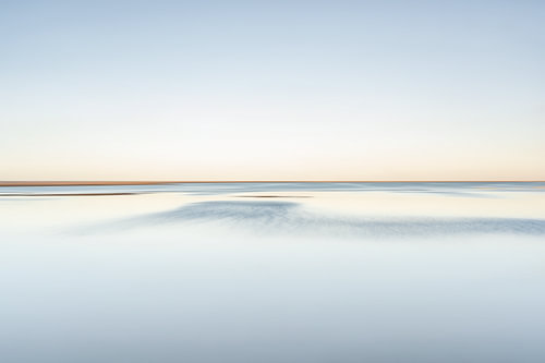 Oorverdovende stille zonsondergang aan zee