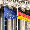 Bâtiment du Reichstag avec les drapeaux de l'UE, de l'Allemagne et de la communauté LGBT sur Frank Herrmann