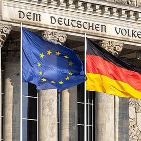 Reichstags-Gebäude mit EU-, Deutschland- und LGBT+ - Fahne von Frank Herrmann