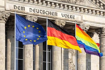 Rijksdaggebouw met EU, Duitsland en LGBT+ vlag