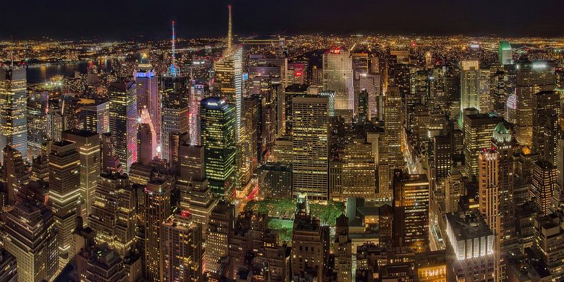 New York night sky line by Bob de Bruin
