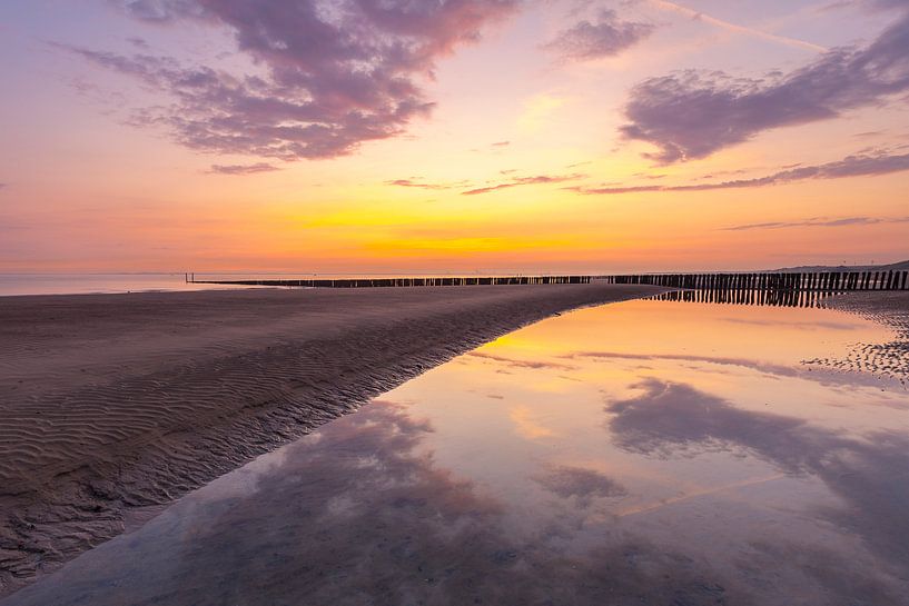 Zonsondergang strand Breskens Nederland van Peter Bolman