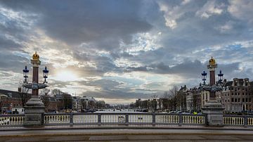De Blauwbrug in Amsterdam van Foto Amsterdam/ Peter Bartelings