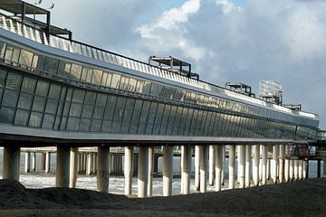 De Pier van Scheveningen by Jolanda Jouvenaar