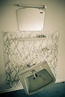 Verlaten badkamer - spiegel en wastafel in verval