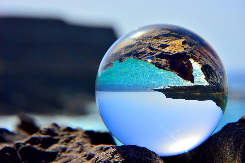 Ozean durch Glaskugel von Dustin Musch