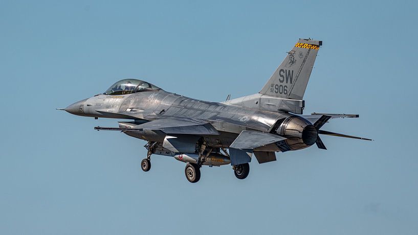 U.S. Air Force General Dynamics F-16C lands at Ellington Airport. by Jaap van den Berg