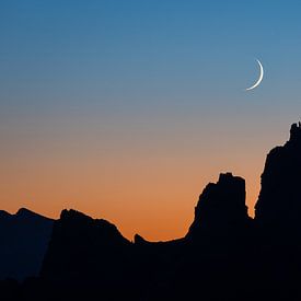 Lever de lune et heure bleue dans les montagnes sur Photofex