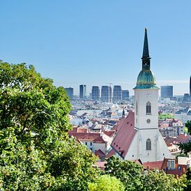 Uitzicht over een deel van Bratislava, Slowakije van Marco IJmker