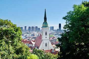 Uitzicht over een deel van Bratislava, Slowakije van Marco IJmker